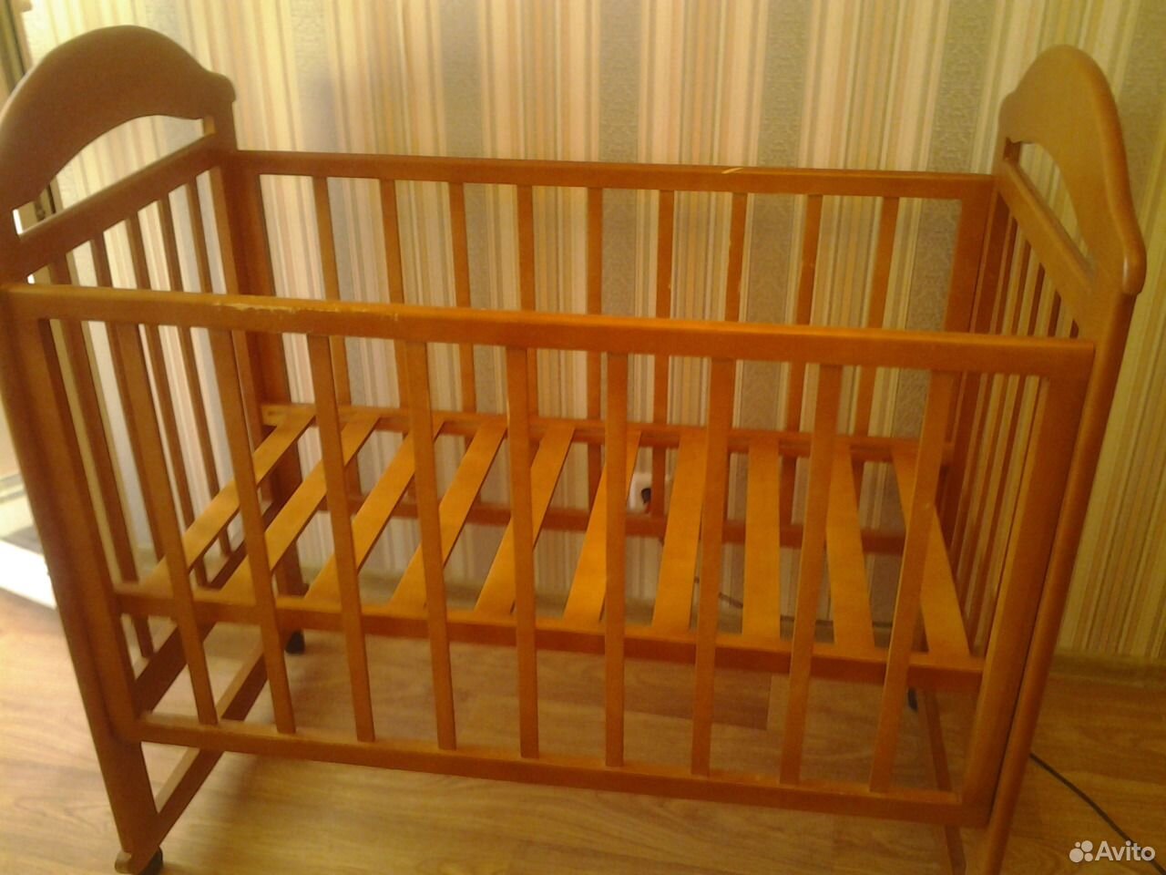 Авито куплю детскую кроватку б у. Кроватка детская деревянная. Детская кроватка простая. Детская кроватка деревянная обычная. Кроватка для новорожденного деревянная простая.