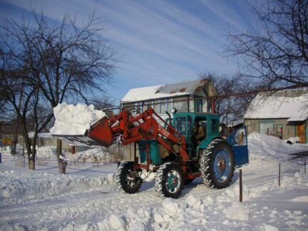 Чистка и уборка снега трактором