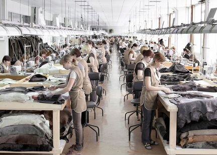 Работники на меховую фабрику