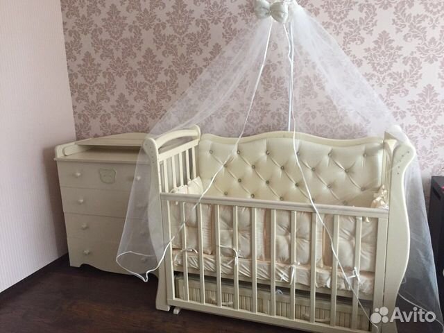 Детская кровать с декоративной стенкой