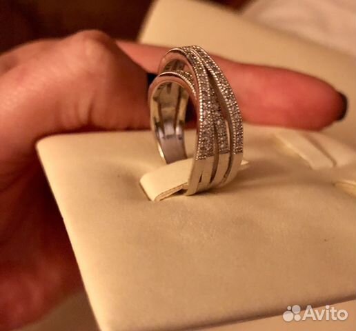 Кольцо из серебра с цирконами Кольцо из серебра с цирконами