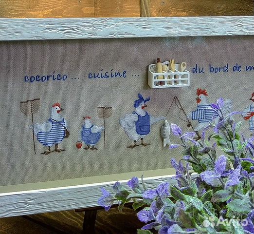 Картина вышитая крестиком «Курочки в тельняшках»