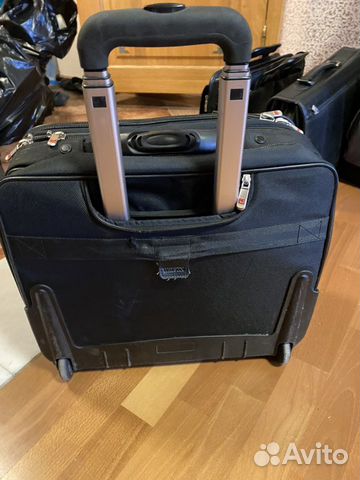 Чемодан на колесиках