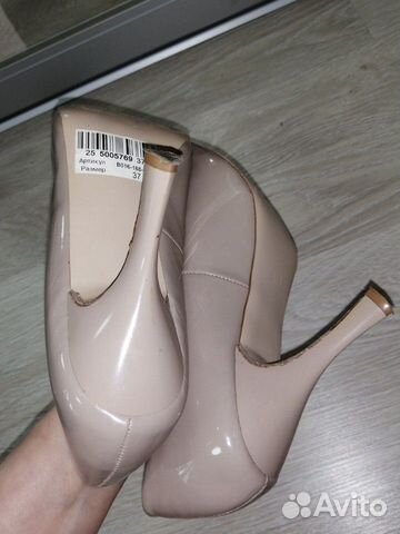 Туфли новые, 37 размер, бежевого цвета, лаковые