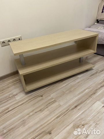 Столик журнальный-полка на колесиках