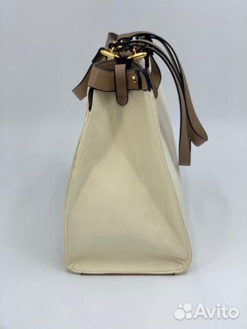 Новая женская сумка на плечо бежевая кожа Fendi Новая женская сумка на плечо бежевая кожа Fendi