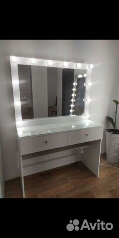 Туалетный столик с лампами