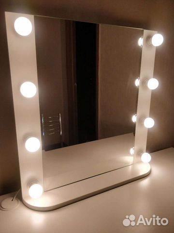 Зеркало с лампочкам белое