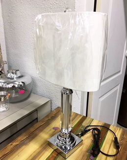 Лампа настольная серебряная с белым абажуром
