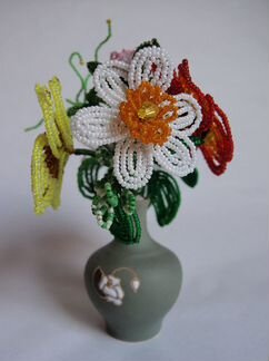 Сувенир - букет цветов из бисера в вазочке