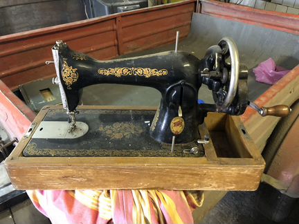 скупка швейных машинок б у. машинка швейная пмз с8088256. машинка швейная подольская 1м. швейная машинка в металлоломе. скупка швейных машинок б у.