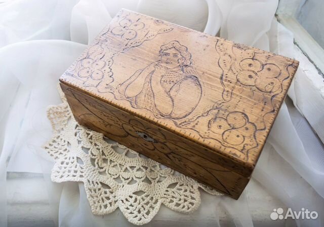 Большая старинная шкатулка