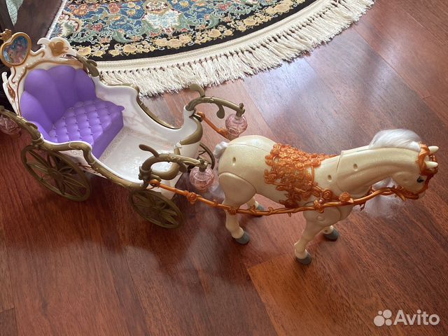 Игрушка карета с лошадью на батарейках