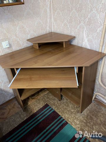 Угловой компьютерный стол