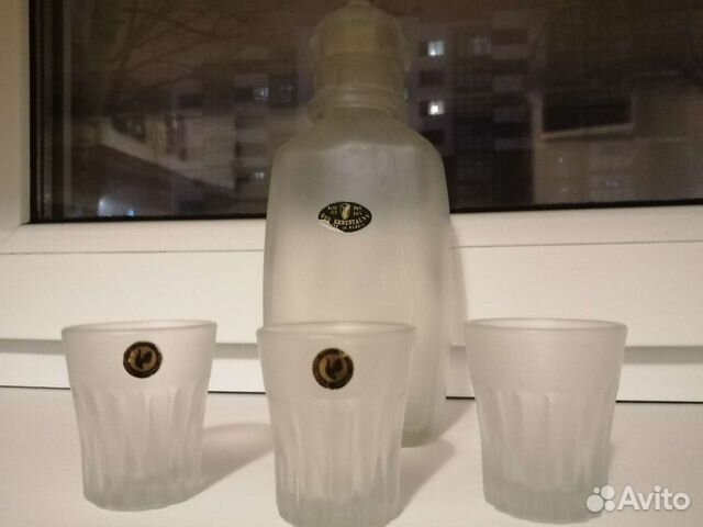Графин и стопки хрустальные