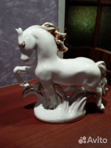 Конь фарфоровый