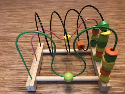 Деревянная игрушка и пирамидка