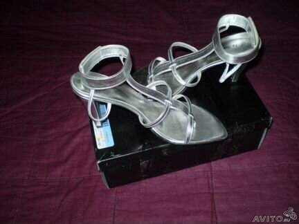 Абсолютно новые стильные босоножки