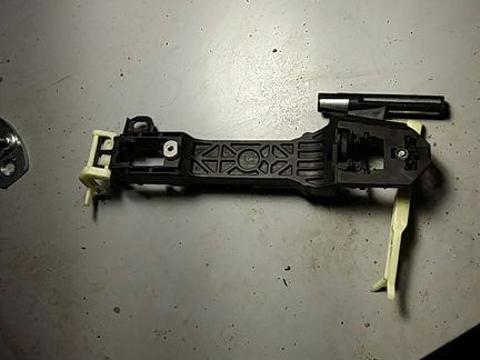 Кронштейн ручки задней левой