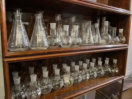 Лабораторная посуда, колбы