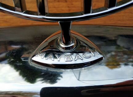 Решетка радиатора с эмблемой Maybach в кузове W240