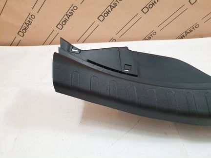 Накладка замка багажника задняя Toyota Rav4 40