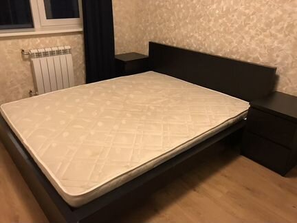 Кровать с матрасом и 2 тумбочки
