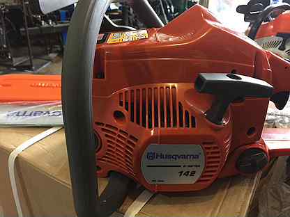 Бензопила хускварна 137 оригинал. Пластмассовый корпус Husqvarna 142. Husqvarna 137 оригинал. Хускварна 137 фото оригинал. Оригинальная свеча для Хускварна 137.