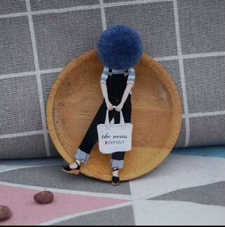 Брошка девушка