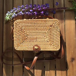 Сумка из ротанга на кнопке