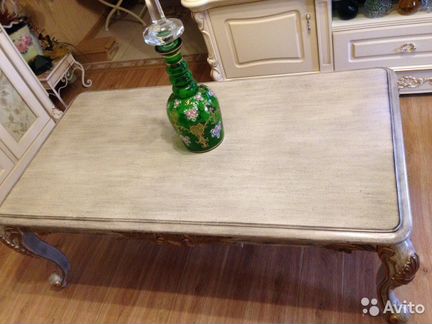 Стол журнальный светлый позолота