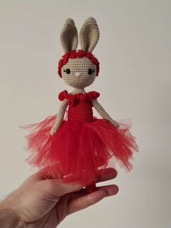 Вязаные зайки ручной работы