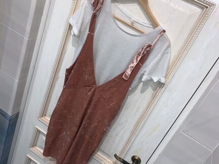 Розовое бархатное платье с футболкой H&M