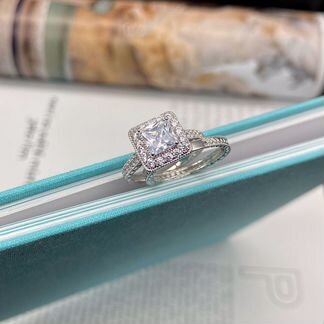 Кольцо с цирконом