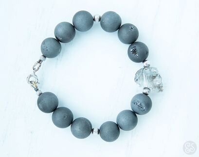 Серый браслет из натурального агата друзы с черепо