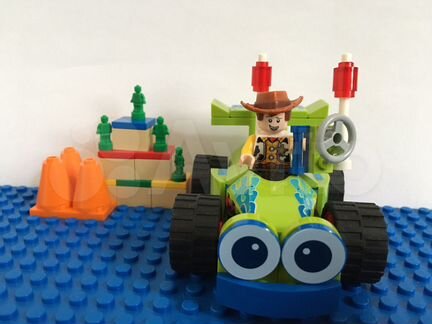 Lego История игрушек Вуди на машине