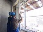Работник на конструкции пвх окна