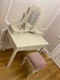 Столик для макияжа
