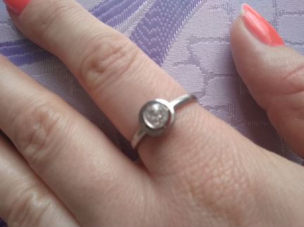 Кольцо с бриллиантом