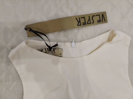 Молочное платье с баской новое