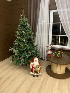 Новогодняя искусственная ёлка с шишками и ягодками