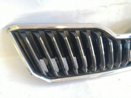 Решетка радиатора передняя верхняя Skoda Superb 3