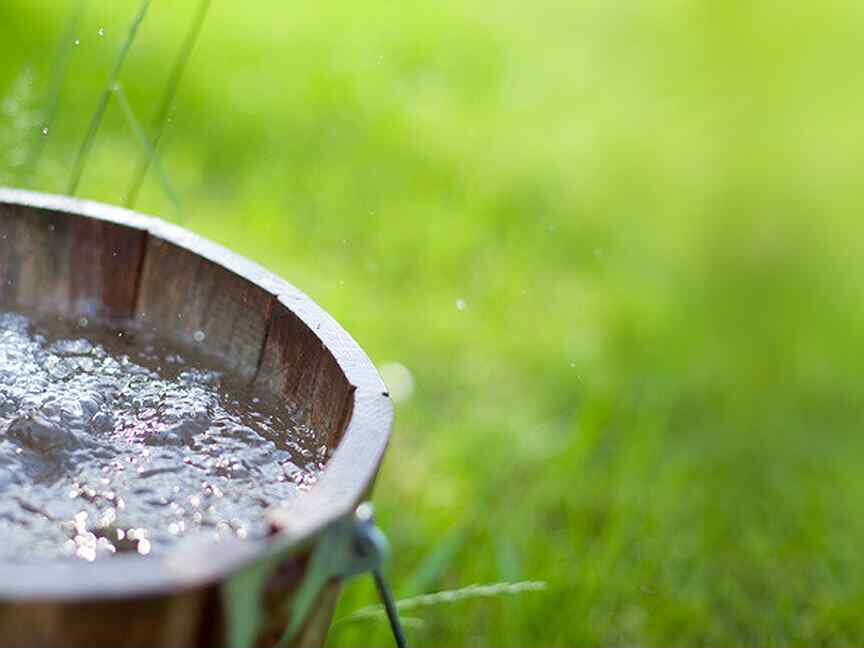 Колодец для воды. Ведро с водой. Ведро для колодца. Ведро с колодезной водой.