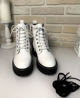 Белые ботинки Stradivarius