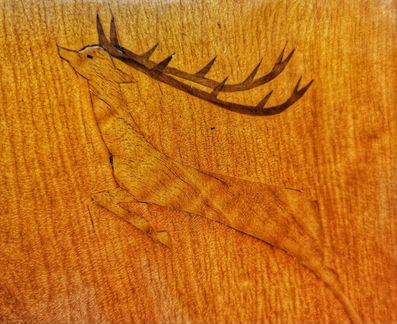 Деревянная картина с оленем
