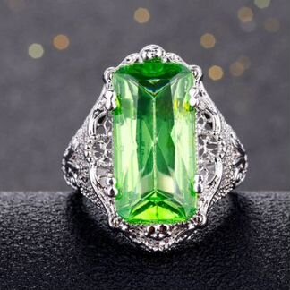 Серебряное кольцо с зеленым топазом