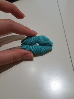 Брошка губы бисер