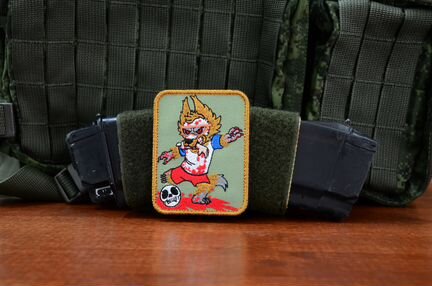 Пародийный патч волк с футбольным мячом