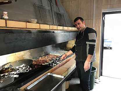 повар мангальщик вакансии. повар с шашлыком. форма мангальщика. вакансия мангальщик. шашлык на мангале.