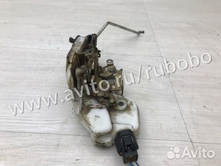Замок двери передний правый Mitsubishi Pajero 3